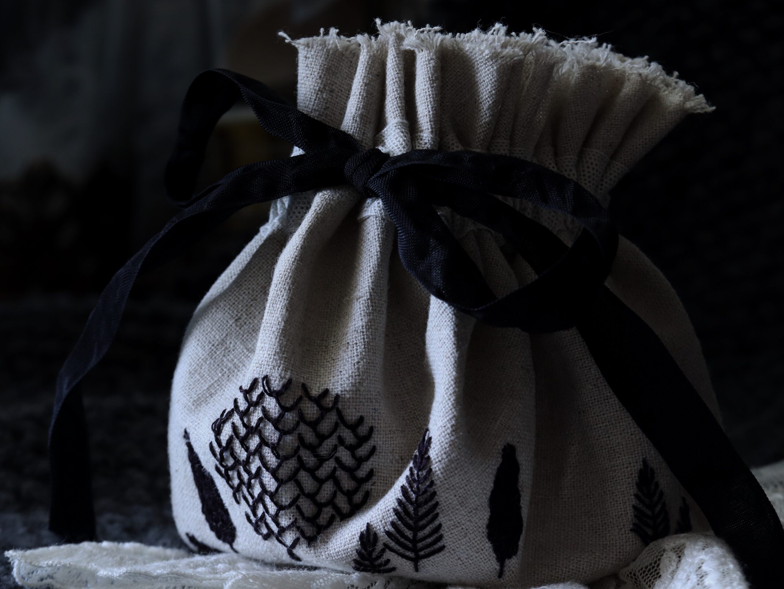 古田マイ先生の刺繍講座 手縫いで簡単に仕上げる冬の森柄、ミニ巾着サシェ